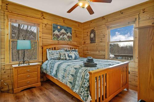 Ένα ή περισσότερα κρεβάτια σε δωμάτιο στο 4BR Cabin with Ski Resort, Mtn Views & Hot Tub