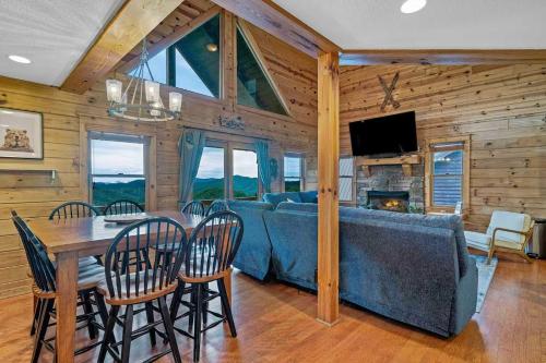 Μια τηλεόραση ή/και κέντρο ψυχαγωγίας στο 4BR Cabin with Ski Resort, Mtn Views & Hot Tub