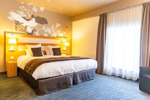 Ένα ή περισσότερα κρεβάτια σε δωμάτιο στο Le Grand Aigle Hotel & Spa****