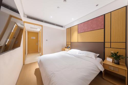 Un ou plusieurs lits dans un hébergement de l'établissement 上海繁花酒店 FLORAL HOTEl