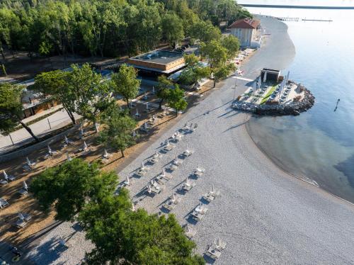 an aerial view of a beach with a bunch of parked cars at Boutique Guesthouse - Marina Monfalcone in Monfalcone