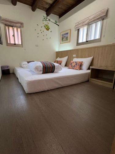 Una cama o camas en una habitación de 八八古藝民宿可包棟