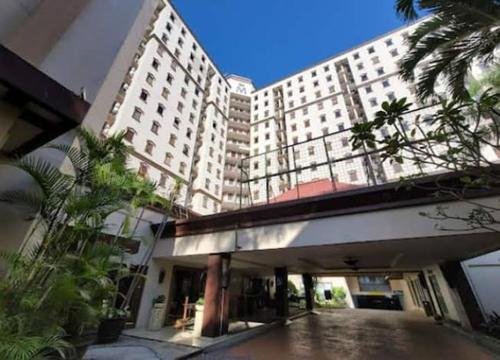 a large building with a parking lot in front of it at Majesty Apartemen Strategis Dekat Mall Toll Dan segalanya in Bandung