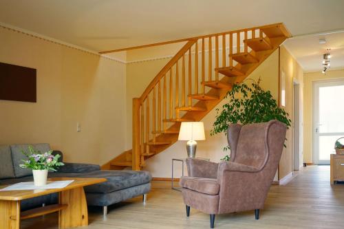 a living room with a staircase and a couch at Ferienzentrum Yachthafen Rechlin in Rechlin