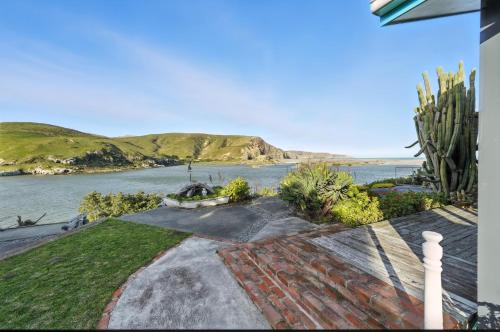 Imagen de la galería de Pebble Shore Haven - Little River Holiday Home, en Little River