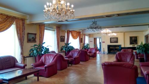 a living room filled with couches and chairs at Thermal Resort Hotel Elisabethpark in Bad Gastein