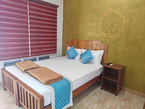 a bedroom with a bed and a window at AppleLand City Athirapilly by Hotels Cart in Athirappally