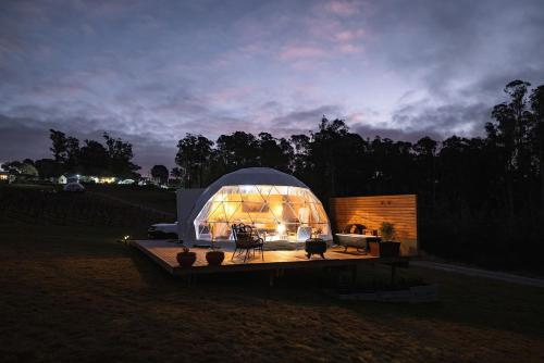 Zahrada ubytování Domescapes in the Vines, a Unique Vineyard Escape, Tasmania, Australia