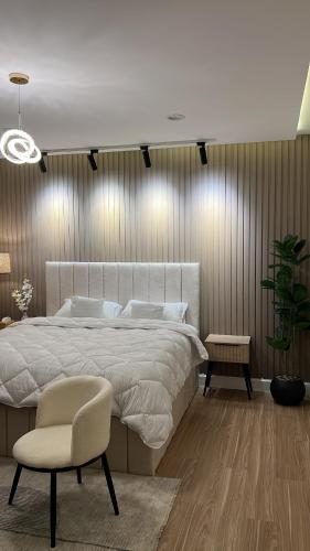Giường trong phòng chung tại Quite studio with smart entry