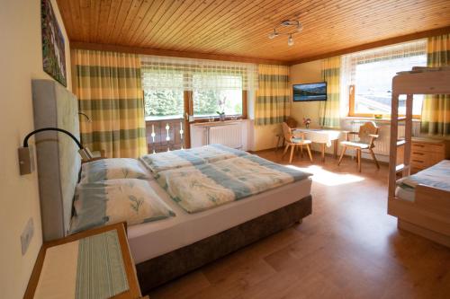 Ένα ή περισσότερα κρεβάτια σε δωμάτιο στο Lindenhof**, Pension