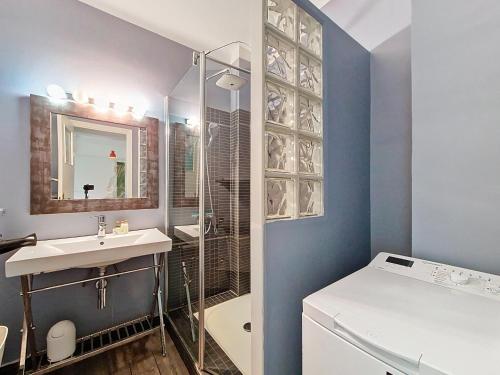 une salle de bain avec un lavabo et une douche en verre dans l'établissement Nestor&Jeeves - SOLAR - By sea - Balcony, à Nice