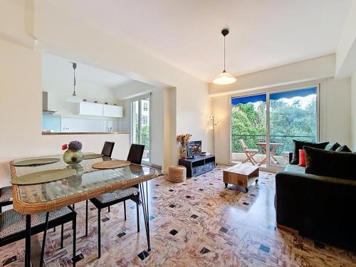 un salon avec une table de salle à manger et une cuisine dans l'établissement Nestor&Jeeves - SOLAR - By sea - Balcony, à Nice