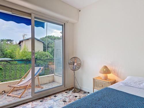 une chambre avec un lit et une grande fenêtre dans l'établissement Nestor&Jeeves - SOLAR - By sea - Balcony, à Nice