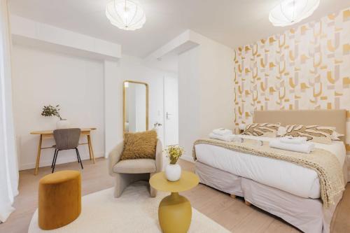 a bedroom with a bed and a table and a chair at Studio COSY - 2P - Boulogne Billancourt in Boulogne-Billancourt