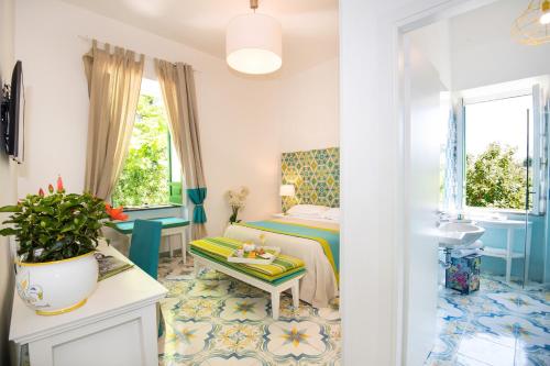 1 dormitorio con 1 cama y 1 mesa en Relais Correale Rooms & Garden en Sorrento