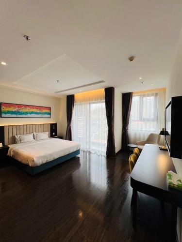 une grande chambre avec un lit et un canapé dans l'établissement SAPHIRE Hạ Long, à Hạ Long