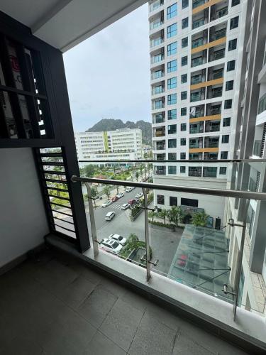 un balcon avec vue sur un parking dans l'établissement SAPHIRE Hạ Long, à Hạ Long