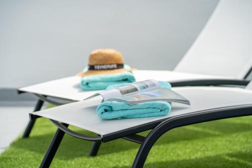 une paire de serviettes assises sur une table dans l'établissement Splendid penthouse with terrace in the center of Puerto de la Cruz, à Puerto de la Cruz