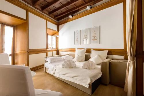 ローマにあるSpagna Historical by Spanish Stepsのベッド2台と大きな窓が備わる客室です。