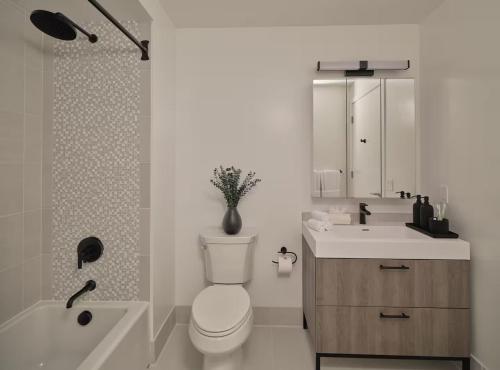 Ένα μπάνιο στο Luxury Apartments by Hyatus at Central Philly