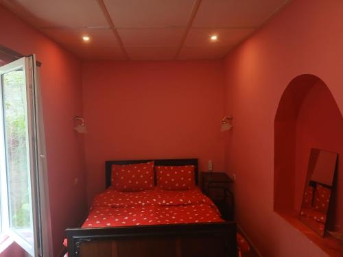 Una cama o camas en una habitación de Rossi Rest House