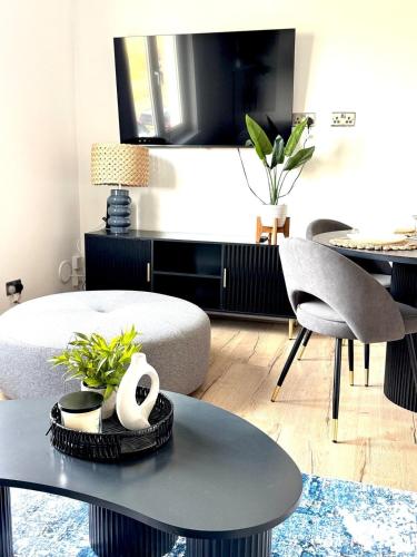 a living room with a table and two chairs at Newtown Hideaway in Boʼness
