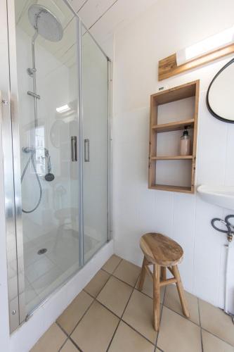 a shower with a wooden stool in a bathroom at Studio hyper center of Tours in Tours