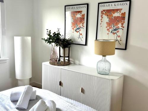 a bedroom with a bed and a nightstand with a lamp at Newtown Hideaway in Boʼness