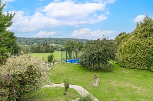 una vista aerea di un giardino con un canestro da basket di Amazing Villa with Swimming Pool a Englesqueville-en-Auge