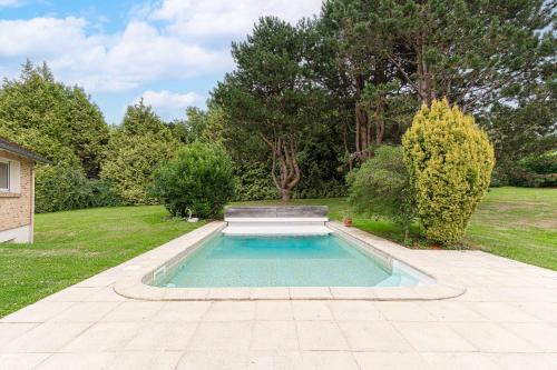 una piscina in mezzo a un cortile di Amazing Villa with Swimming Pool a Englesqueville-en-Auge