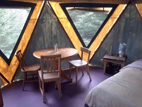 Ένα ή περισσότερα κρεβάτια σε δωμάτιο στο Yurt Nestled in Nature on Community in Nova Scotia, Canada