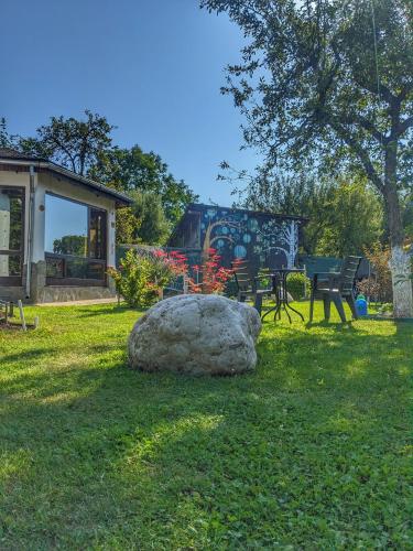 Κήπος έξω από το Thee&Thou Cottage