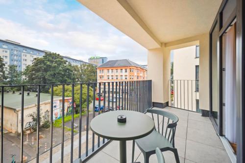 ケムニッツにあるLimehome Chemnitz Kirchgässchenの景色を望むバルコニー(テーブル、椅子付)