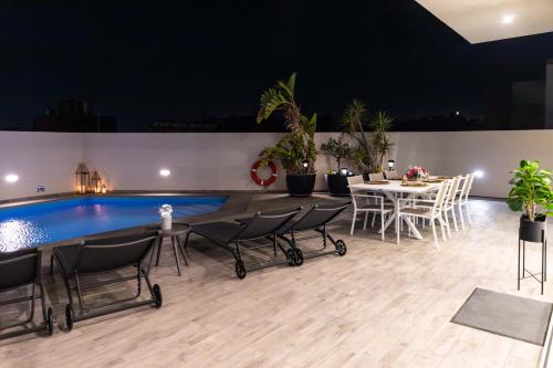 Villa Ixoria with Private Pools by ArcoBnbの敷地内または近くにあるプール