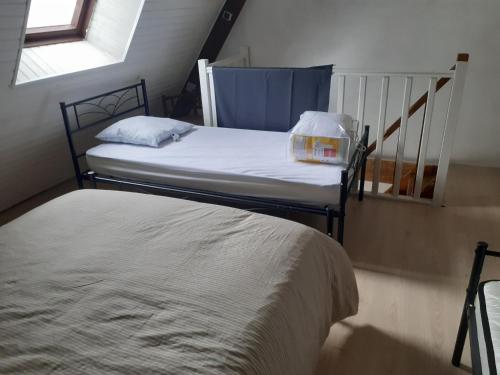 two twin beds in a room with a window at Gites Domaine de Sweendy in Le Bugue