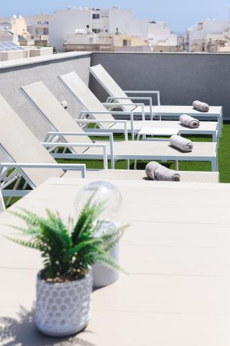 Villa Ixoria with Private Pools by ArcoBnbにあるバルコニーまたはテラス