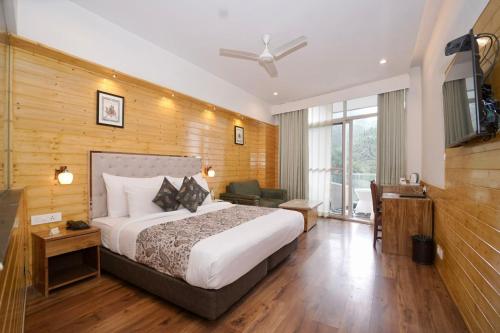 Giường trong phòng chung tại Wood Creek Resort & Spa Kasauli
