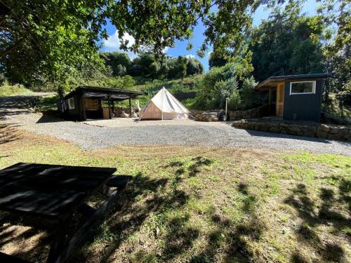 Κήπος έξω από το Off-Grid Bell Tent Glampsite Overlooking Creek, with Outdoor Fireplace in Waikato, New Zealand