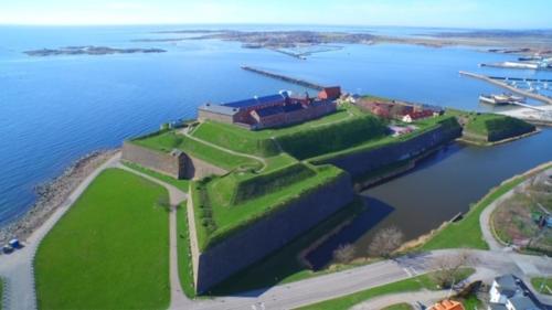an aerial view of a building on an island in the water at Övernattningsrum in Varberg