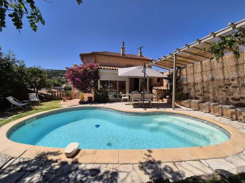 Maison de charme avec piscine, climatisé, WIFI, à deux pas du port et des plages