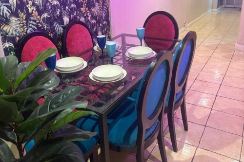 - une table avec des chaises et des assiettes dans l'établissement 1 Bed Flat - Sleeps 5 - Pet friendly - Parking, à South Shields