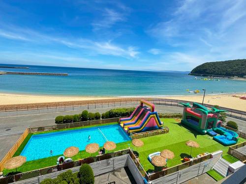 Una vista de una piscina y una playa. en Kaigetsukan, en Sumoto