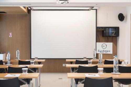 TV a/nebo společenská místnost v ubytování Elia Ermou Athens Hotel