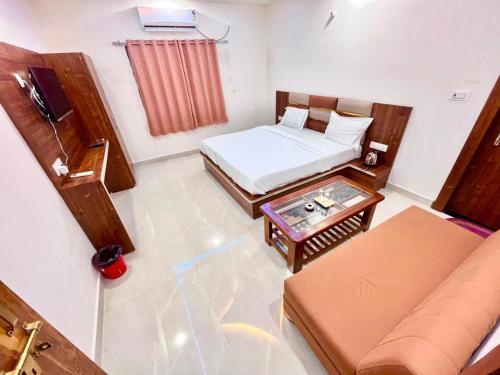 Una cama o camas en una habitación de Manya Palace