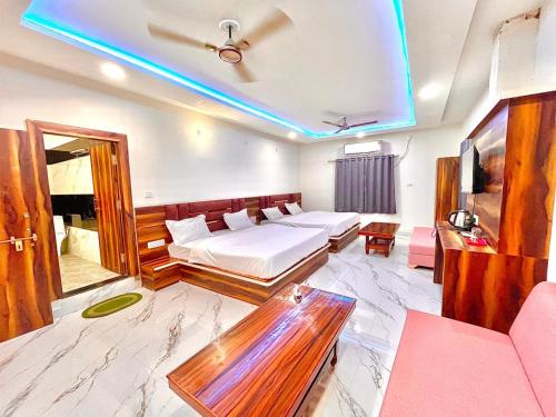 Una cama o camas en una habitación de Manya Palace