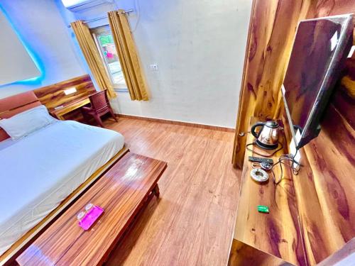 Una cama o camas en una habitación de Manya Palace