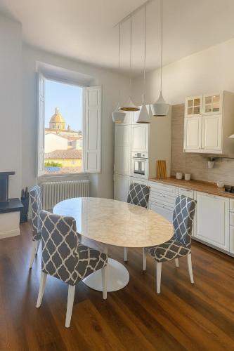 Santa Rosa Florence Apartments 3 Bedrooms - Private Parking