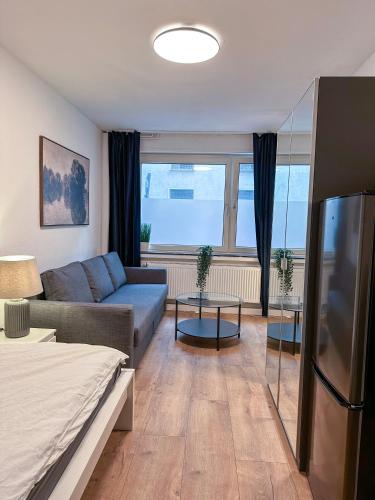 ein Wohnzimmer mit Sofa und Tisch in der Unterkunft Apartment with kitchen, bed, sofa in Essen