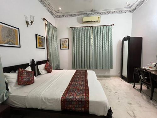 Ein Bett oder Betten in einem Zimmer der Unterkunft Hotel Boheda Palace Udaipur