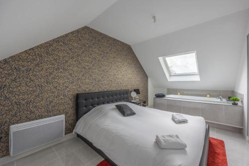 En eller flere senge i et værelse på Villa Elaïa maison Familiale Omaha Beach
